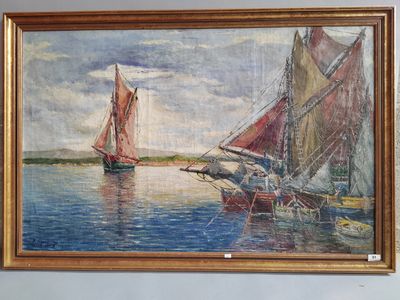 un tableau accroché au mur d'une pièce, représentant un bateau sur l'eau