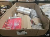 une boîte remplie d'objets posés sur le sol