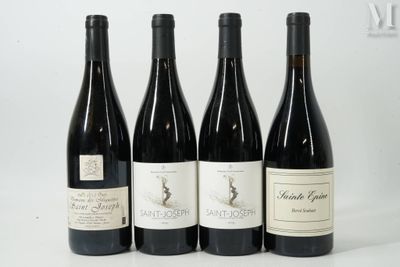 quatre bouteilles de vin sont alignées sur une surface blanche