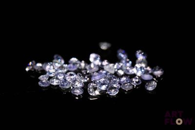 des diamants sur une surface noire avec un fond noir