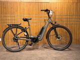 une photo d'un vélo garé dans un garage