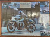 une photo d'un homme à moto dans la rue