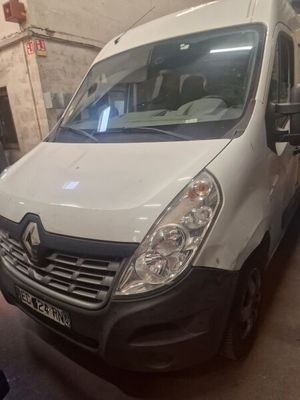 La camionnette blanche est garée dans le garage de l'immeuble.