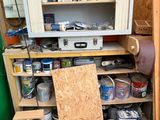 une armoire qui contient beaucoup d'outils