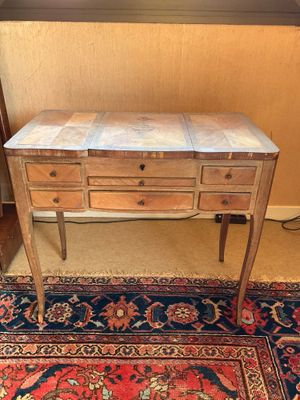 Coiffeuse de style Louis XVI en marqueterie comprenant 2 tir…