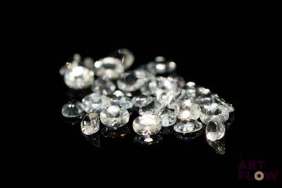 de nombreux diamants disposés sur une surface noire