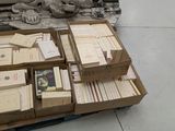une caisse remplie de livres posée sur une palette dans un entrepôt