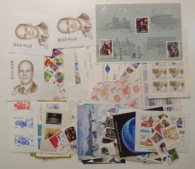 de nombreux timbres et cartes postales disposés sur le mur