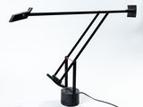 une image d'une lampe de bureau sur fond blanc