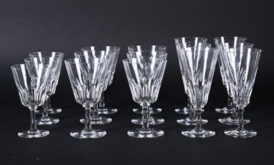 un lot de six verres à vin en cristal sur fond noir