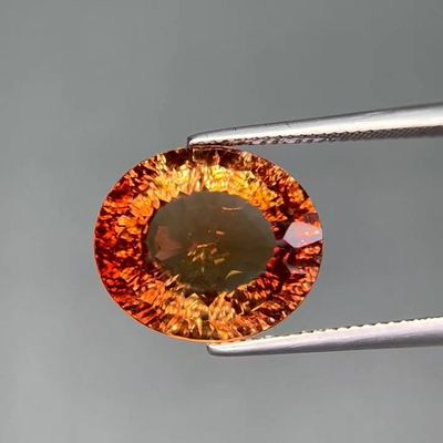 une image montrant un gros plan d'un diamant rouge et jaune
