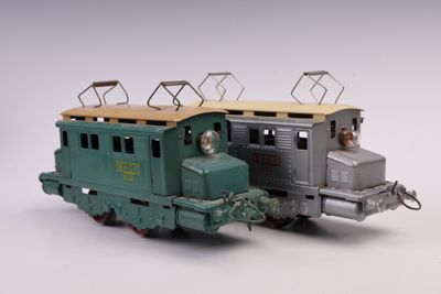 un petit train posé sur une surface blanche