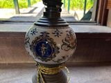 une lampe posée sur le rebord d'une fenêtre