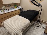 une image représentant une chambre avec un lit et un miroir