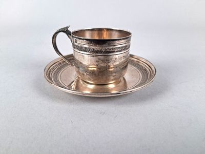 tasse et soucoupe plaquées argent sur fond blanc
