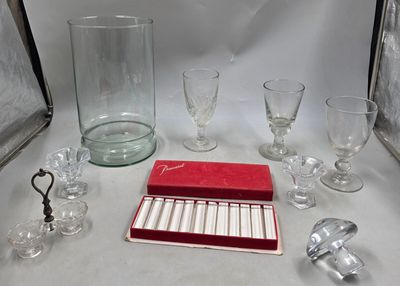 une table sur laquelle se trouvent un piano, des verres et un cadre photo