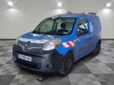 la photo d'une camionnette bleue garée dans un garage