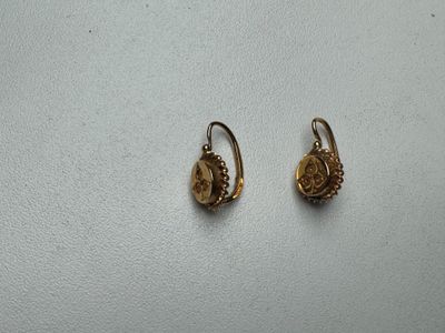 une paire de boucles d'oreilles en or ornées d'un motif floral