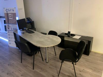 une photo représentant un bureau et des chaises dans une pièce