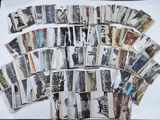 beaucoup de vieilles photos sur la table