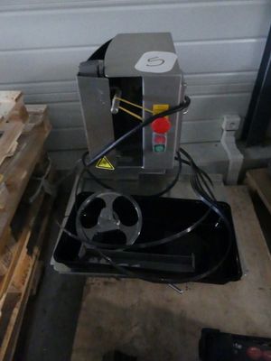 une machine posée sur une palette dans un garage