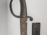 un couteau et un porte-couteau accrochés au mur