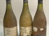 trois bouteilles de vin posées l'une à côté de l'autre sur une table