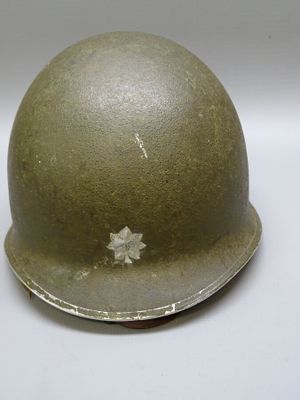 un gros plan d'un casque posé sur une surface blanche
