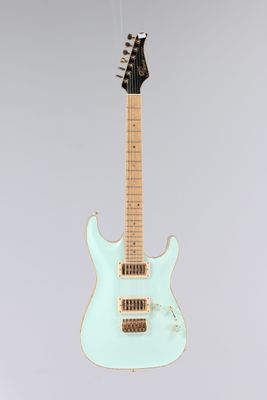 une guitare électrique suspendue à une corde sur un fond gris