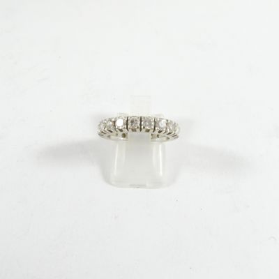 gros plan d'une bague en diamant sur une surface blanche