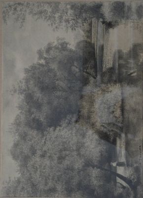 une photo en noir et blanc d'un bâtiment sur lequel figure une horloge