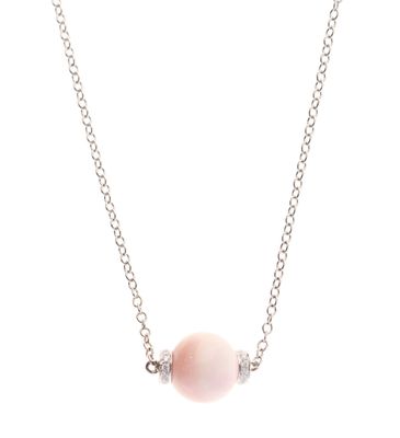 un gros plan d'un collier composé d'une boule suspendue à une chaîne