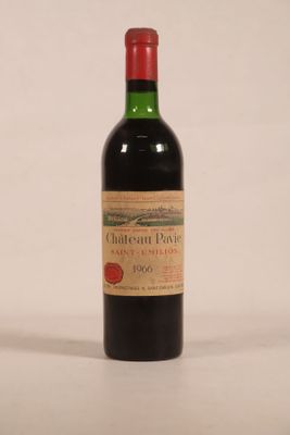 une bouteille de vin posée sur une table