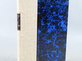un livre avec une couverture bleue et une couverture en noir et blanc