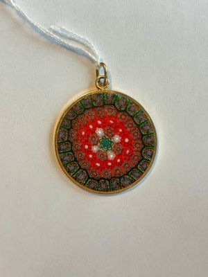 Pendentif à monture en métal doré à décor de millefiori.