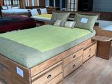 un lit recouvert d'une couverture verte