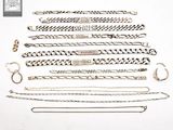 de nombreuses chaînes et bracelets de toutes sortes sur un fond blanc