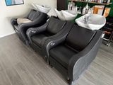 une rangée de fauteuils équipés d'éviers dans un salon