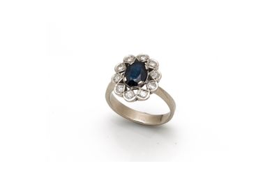 une bague à grappes de saphirs et de diamants