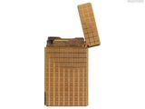 un briquet posé sur une table
