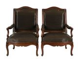 paire de fauteuils français du XIXe siècle en noyer, avec assises rembourrées de cuir