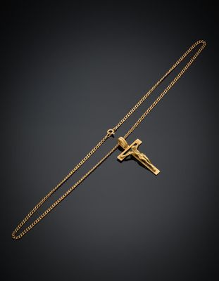 un collier en or orné d'une croix sur fond noir