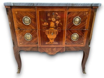 une petite commode avec un plateau en marbre