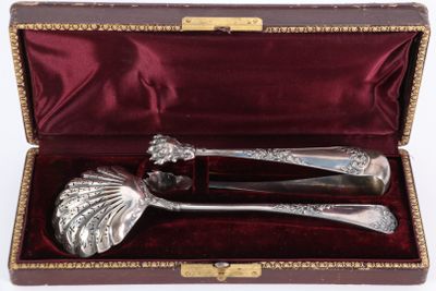 une cuillère en argent et un service de cuillères dans un coffret rouge