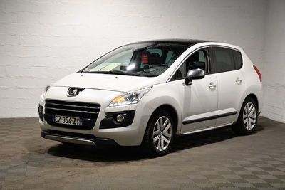 la photo d'une voiture blanche garée dans un garage