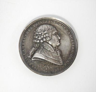 une vieille pièce d'argent sur laquelle figure le portrait d'un homme