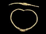 un collier en or en forme de cœur orné d'un serpent