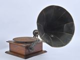 un vieux gramophone avec un boîtier en bois et un socle en bois