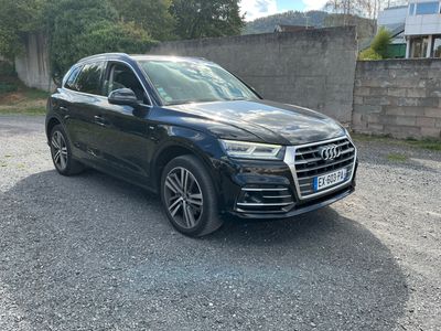 the black audi qx parked in a parking lot