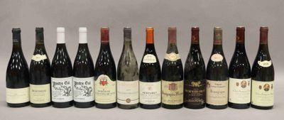 plusieurs bouteilles de vin sont alignées sur une table